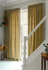 Beige Thermovorhänge in klassischem Wohnambiente mit Treppenelement