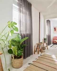 Leichter Store aus der ADO Connected Kollektion – zeitlose Fensterdekoration von Bielitza Raumausstattung