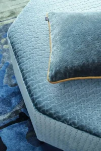 Klassischer Hocker mit Jab Countess-Bezugsstoff – fachgerechte Polsterung von Bielitza Raumausstattung