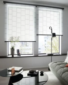 Design-Rollo 'Chess' von JAB Anstoetz mit geometrischem Schachbrettmuster – moderner Sonnenschutz von Bielitza Raumausstattung