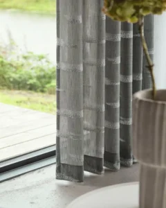 Halbtransparenter Vorhang mit modernem Design aus der Gardisette Urban Serie – funktionaler Sichtschutz von Bielitza Raumausstattung