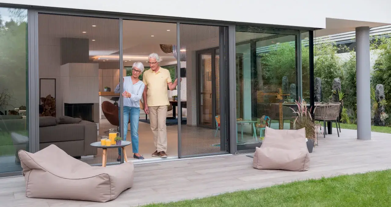 Insektenschutz-Plissee Schiebetür Insektenschutz Plissee Schiebetür – passgenau integrierte Lösung für Balkon- und Terrassentüren