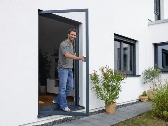 Insektenschutzgitter im Türrahmen – passgenau integrierte Lösung für Balkon- und Terrassentüren