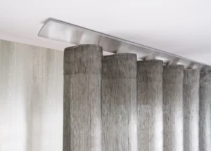Dezent montiertes Schienensystem für Vorhänge – funktionale Aufhängung von Bielitza Raumausstattung