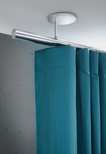 Türkisfarbener Vorhang an Inenlaufschiene im modernen Wohnzimmer