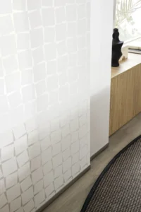 Flächenvorhang Jab Anstoetz Dice kombiniert mit passendem uni Stoff – moderner Sicht- und Sonnenschutz von Bielitza Raumausstattung