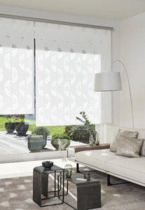 Rollos mit Muster in hell eingerichteter Wohnlandschaft