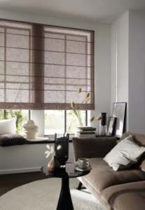 Raffrollos in Braun in modernem Wohnzimmer mit Couch und Dekoration