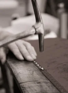 Ziernägel bei der Polstermöbelanfertigung – traditionelles Handwerk in unserer Polsterei