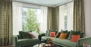 Modern gestaltetes Wohnzimmer mit maßgefertigten Gardinen und Sichtschutz von Bielitza Raumausstattung Holzwickede