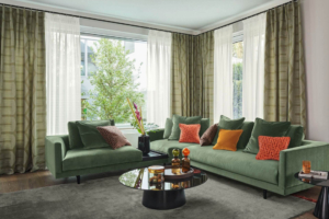 Modern gestaltetes Wohnzimmer mit maßgefertigten Gardinen und Sichtschutz von Bielitza Raumausstattung Holzwickede