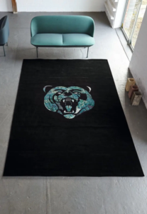 Schwarzer Teppich mit Bärenkopf-Motiv in minimalistischem Raum