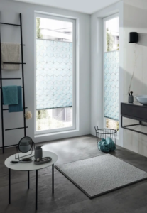 Plissees als Sichtschutz in modernem Bad mit großen Fenstern