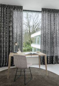 Transparente Gardine mit dezentem Muster – maßgefertigt von Bielitza Raumausstattung in Holzwickede