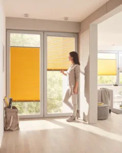 Jalousie 'Lift-2.0' von Teba im Flur – moderner Sonnenschutz von Bielitza Raumausstattung