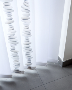 Lamellenanlage mit modernem Muster – flexibler Licht- und Sichtschutz von Bielitza Raumausstattung