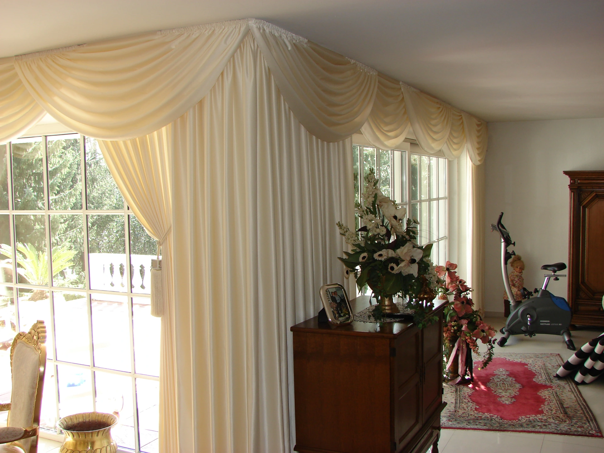 Klassische Fensterdekorationen Geraffte Seitenschals mit Bögen