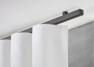 Stabile Gardinenstange mit flachem Endstück – hochwertige Ausführung von Bielitza Raumausstattung