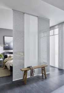 Schiebevorhänge in Weiß-Transparent als Raumteiler in Schlafzimmeroptik