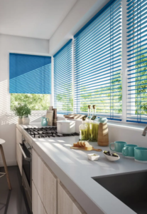 Blaue Jalousien in einer hellen Küche mit Frühstückstisch