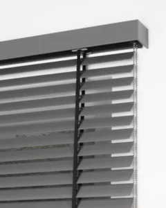 Jalousie von Erfal in klassischem Design – funktionaler Sichtschutz von Bielitza Raumausstattung