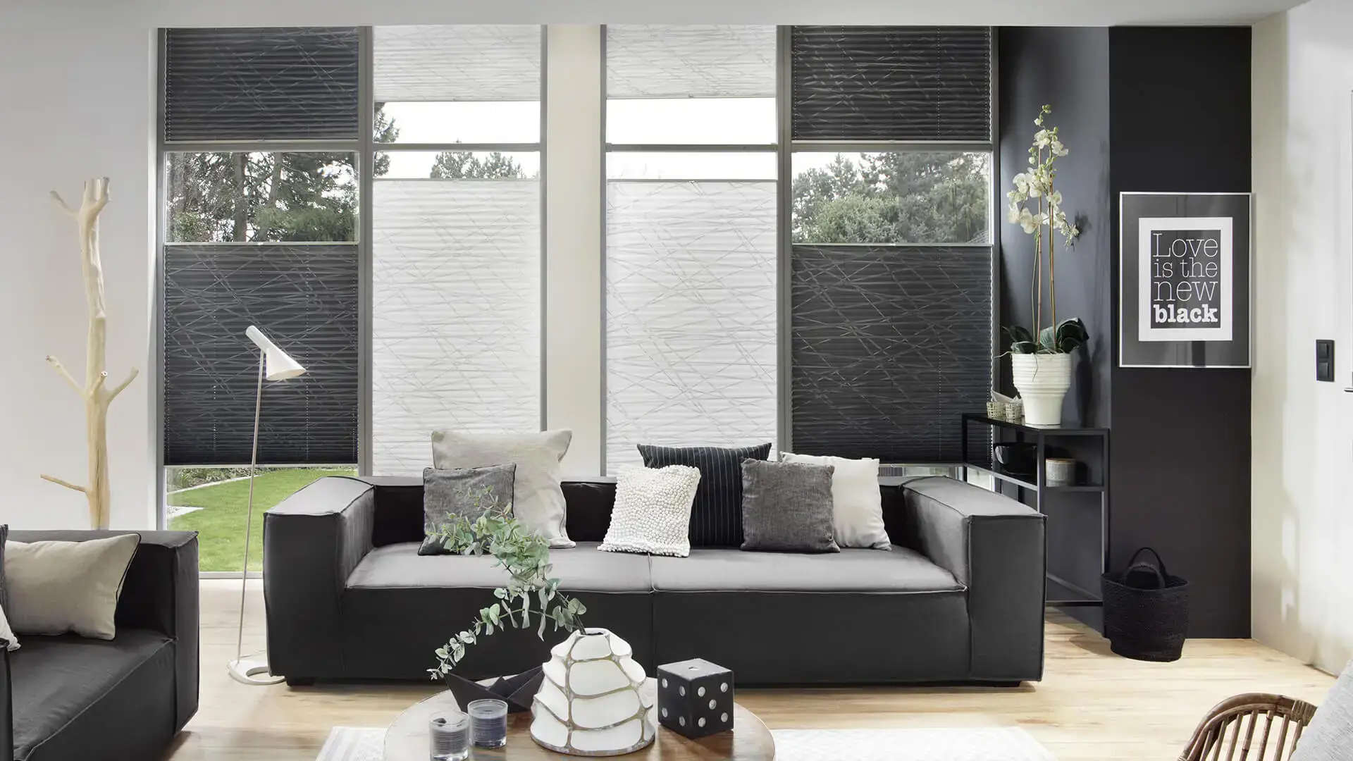 Plissee grafisch gemustert Plisseeanlage in modernem Design – maßgefertigter Sonnenschutz von Bielitza Raumausstattung