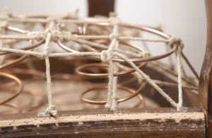 Federunterbau eines Polstersessels – solide Aufarbeitung im Möbelaufbau