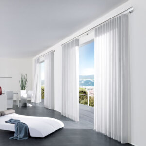Maßgefertigte Gardinen am großen Wohnzimmerfenster – Raumausstattung Bielitza