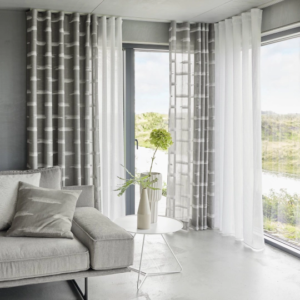 Maßgefertigte Gardinen am großen Wohnzimmerfenster – Raumausstattung Bielitza