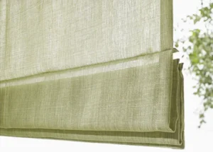 Klassisches Raffrollo mit transparentem Stoff – dekorative Fensterlösung von Bielitza Raumausstattung