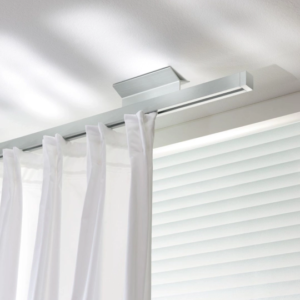 Aluminium-Gardinenstange mit passender Schiene im Innenraum von Bielitza Raumausstattung