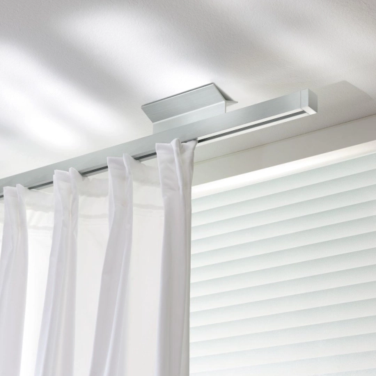 Aluminium-Gardinenstange mit passender Schiene im Innenraum von Bielitza Raumausstattung