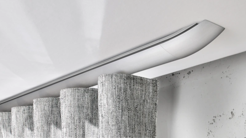 Vorhanggarnitur in Edelstahfarben als Deckenmontage Moderne Vorhangschiene von Interstil